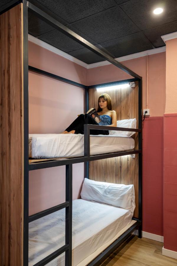 Som Hostel By The Venue Valence Extérieur photo