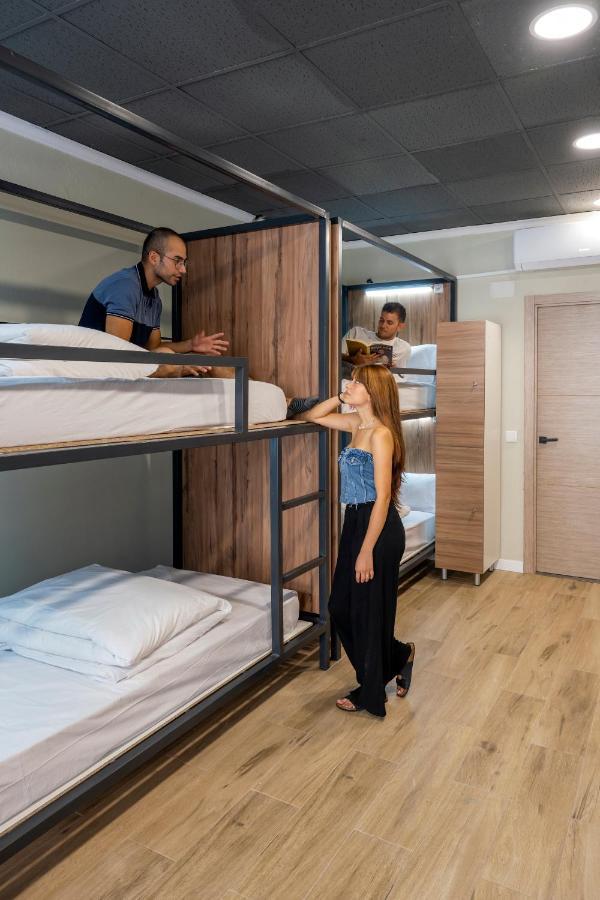 Som Hostel By The Venue Valence Extérieur photo