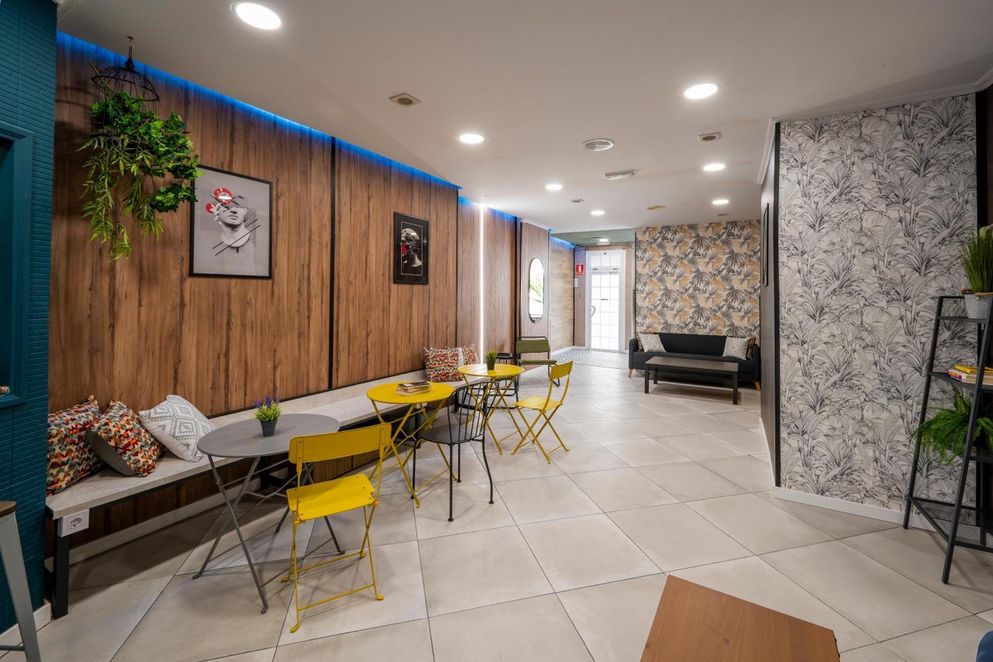 Som Hostel By The Venue Valence Extérieur photo