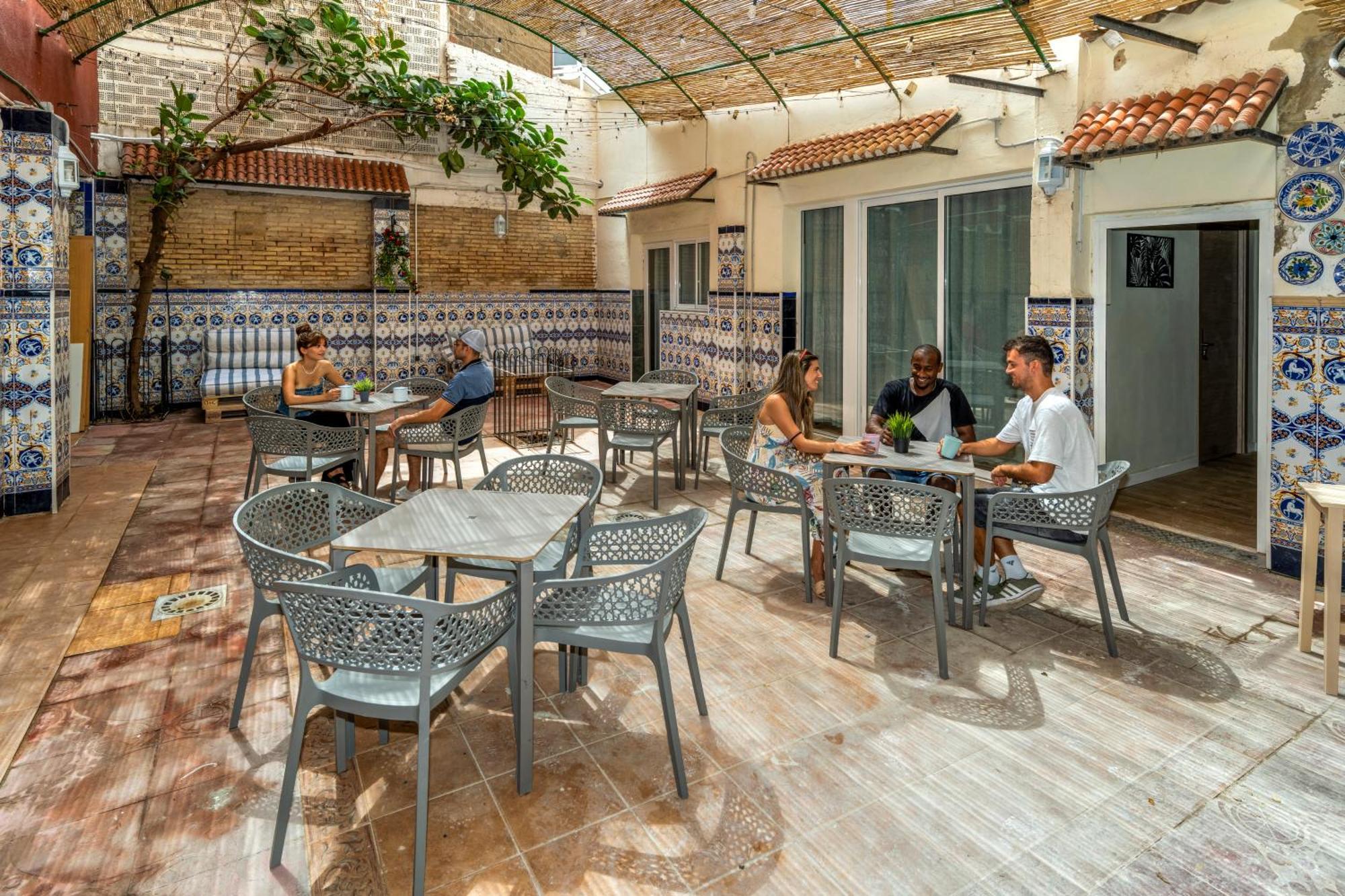 Som Hostel By The Venue Valence Extérieur photo
