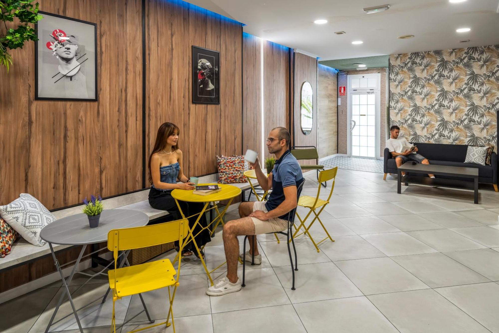 Som Hostel By The Venue Valence Extérieur photo
