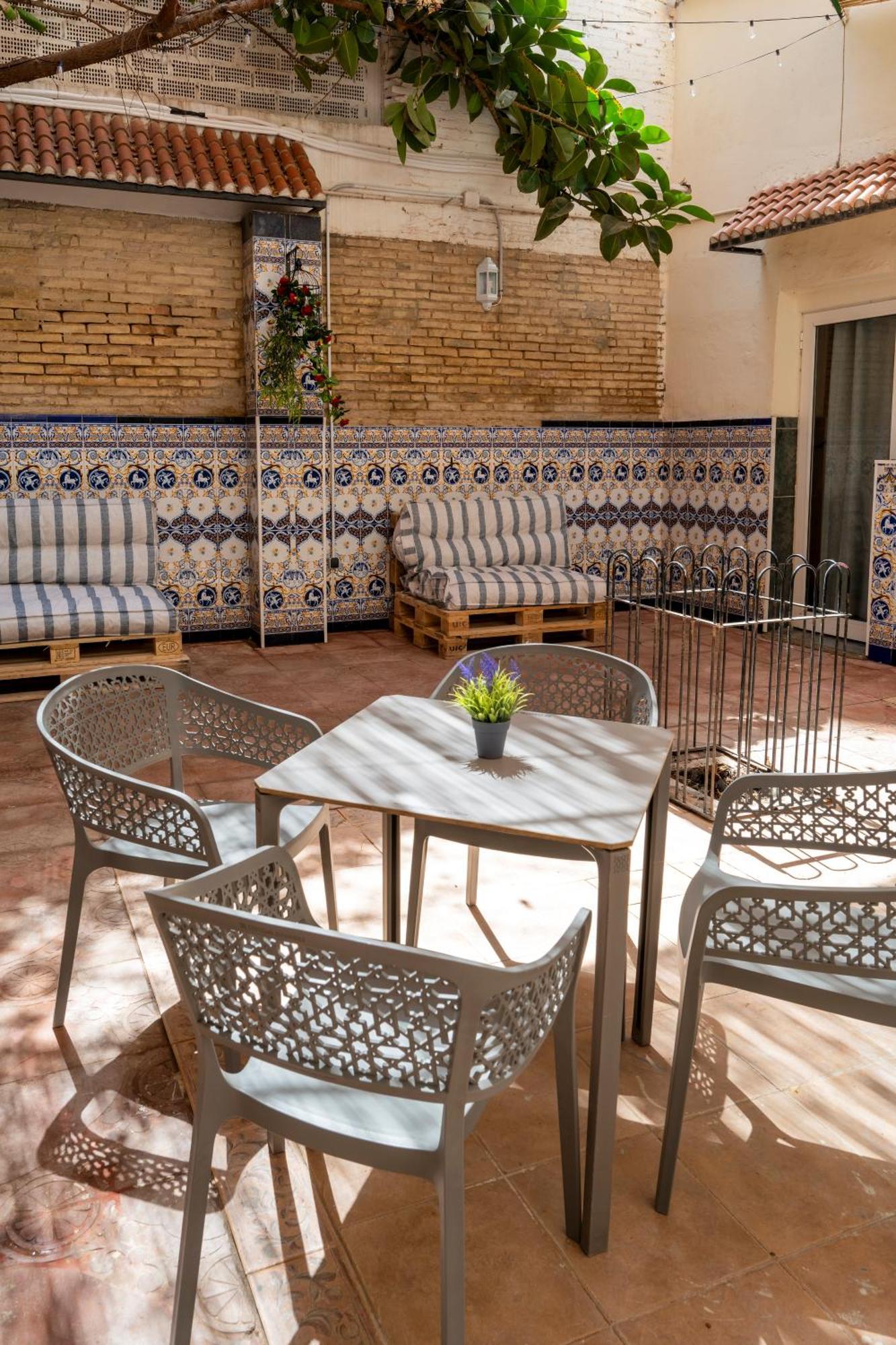 Som Hostel By The Venue Valence Extérieur photo