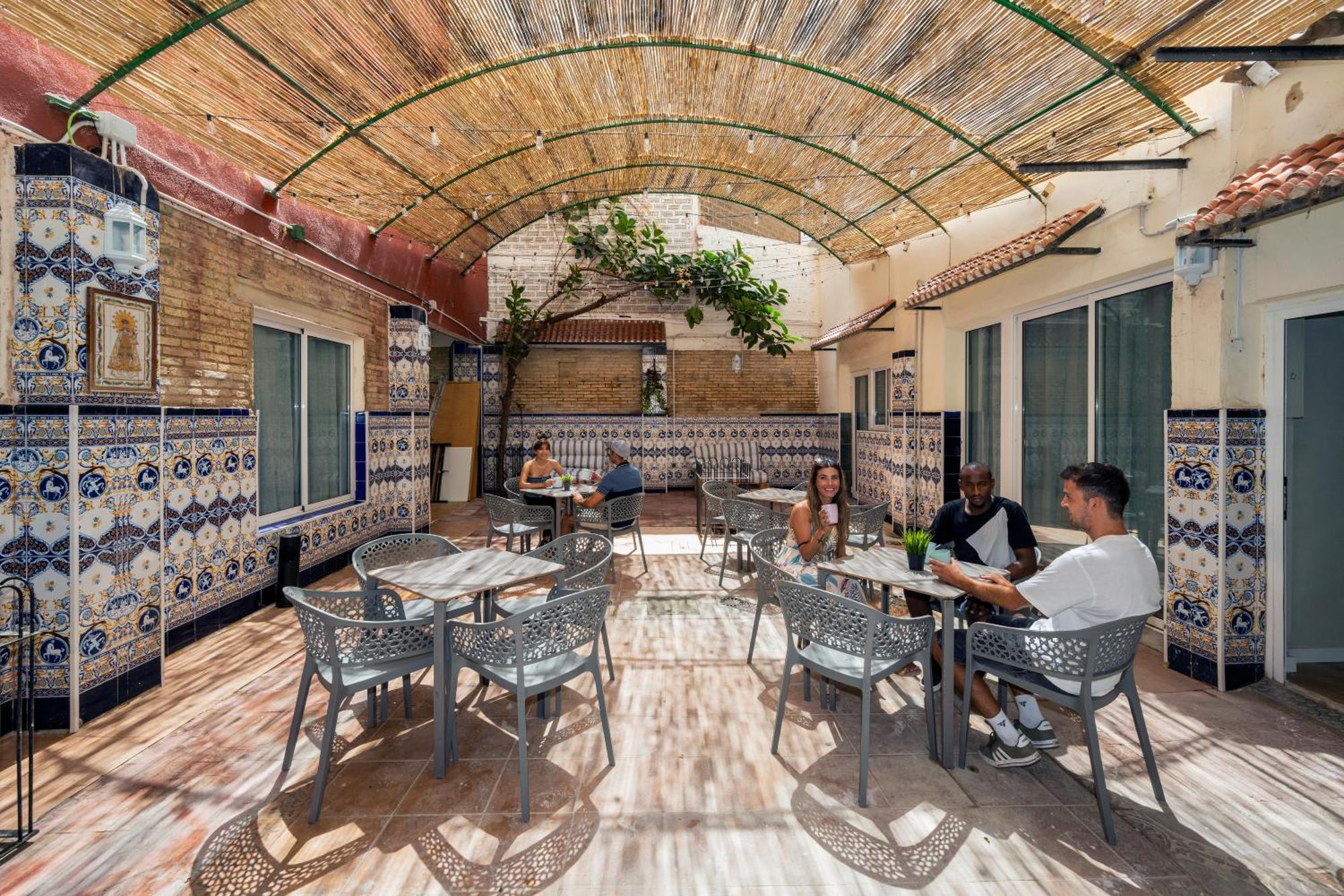 Som Hostel By The Venue Valence Extérieur photo