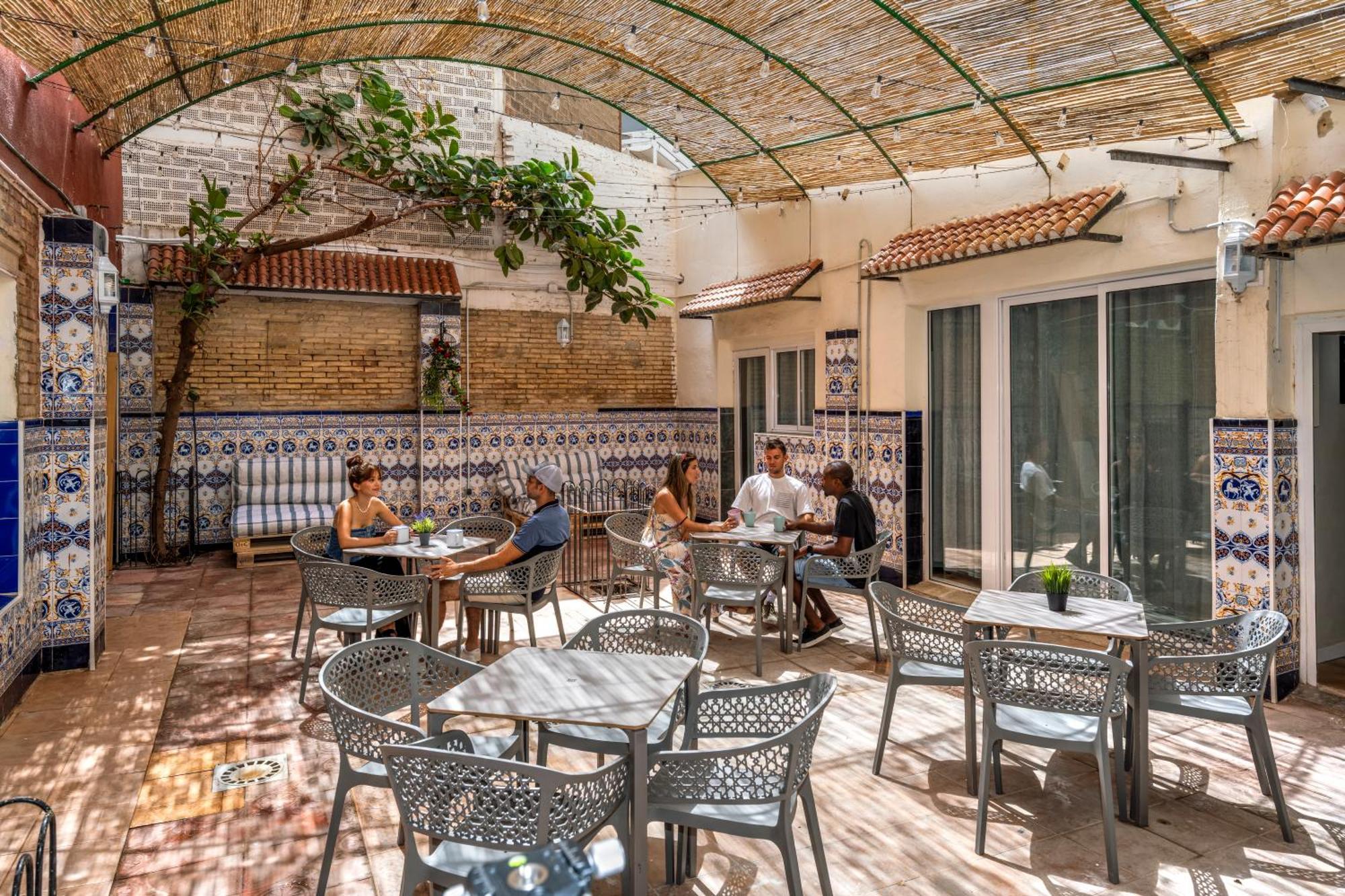 Som Hostel By The Venue Valence Extérieur photo