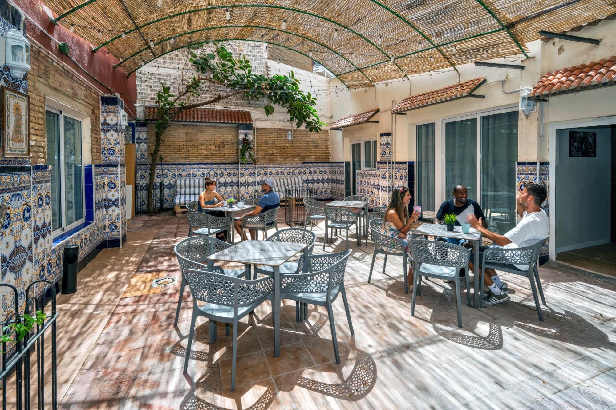 Som Hostel By The Venue Valence Extérieur photo